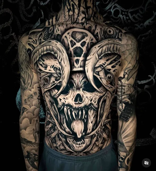 Grote black and grey demonenrugtattoo door Gerardo