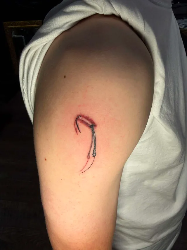 Kleine fine line vishaaktattoo door Gerardo