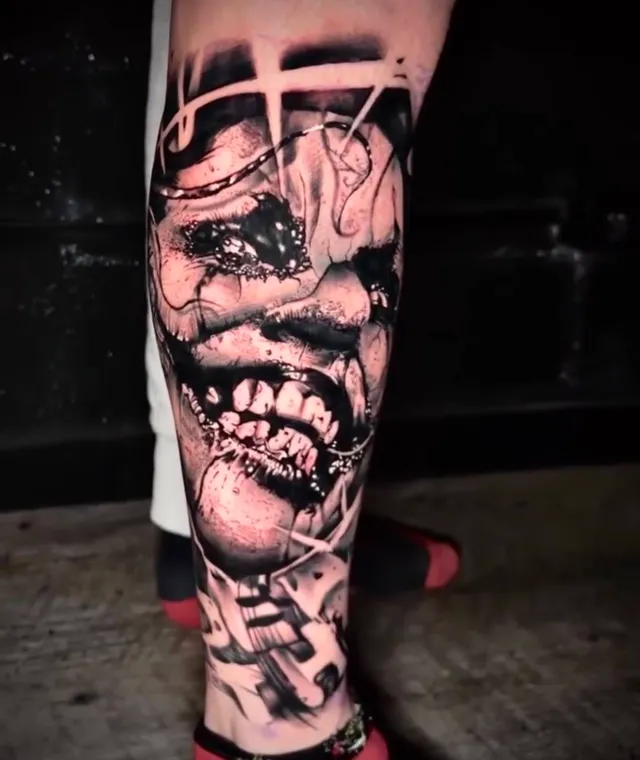 Surrealistische black and grey beentattoo door Gerardo